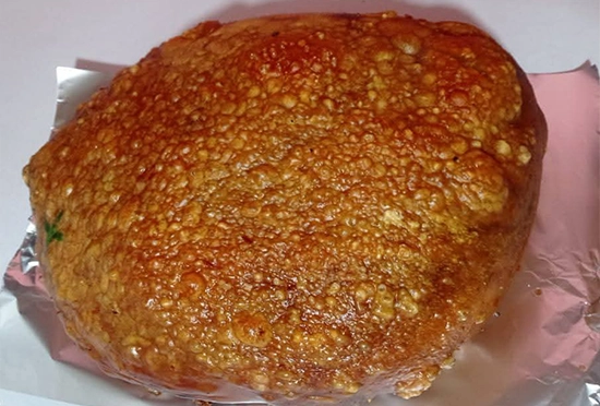 Cocción tradicional en horno de leña para un sabor auténtico.